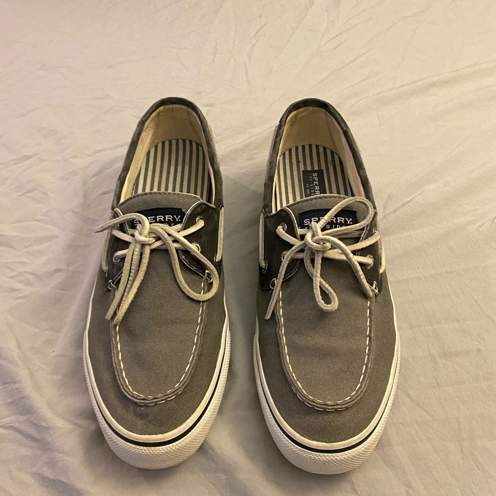 Sperry boat shoe, 10.5
Gray / White
(L15-61683)
Gently worn